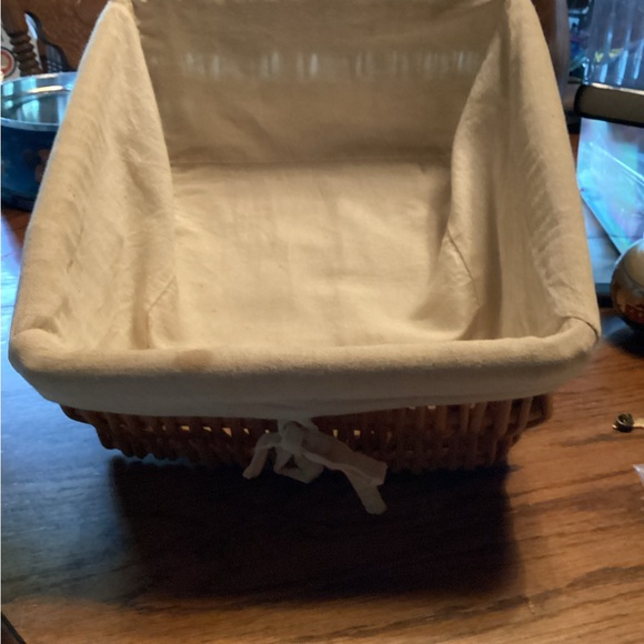 Decorative lined basket - Picture 2 of 7